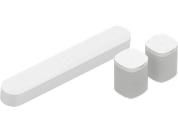 Sonos Beam-soundbar og tre hvide Sonos One (Gen 2) højttalere, set forfra og i trekvartprofil på hvid baggrund