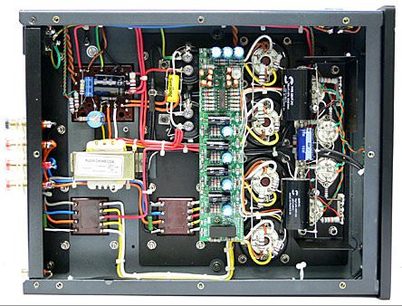 Vnitřek audio zesilovače PrimaLuna ProLogue Seven s elektronickými obvody, transformátory a barevnou kabeláží