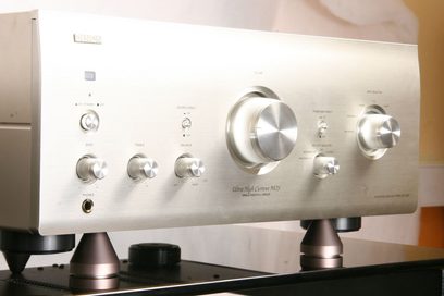 Vibrationsdæmper til HI-FI-elektronik Denon Ultra-High Current MOS, frontpanel i børstet metal med knapper og stik