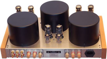 Stereohøjttaler-forstærker Consonance M100 Plus, set forfra, lys træramme, 3 store sorte knapper, 6 rør, hovedtelefon- og mikrofonudgange