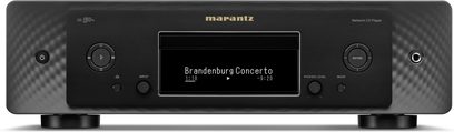 Marantz CD 50n CD predvajalnik v črni barvi, sprednja stran, LCD zaslon, reža za CD, kovinski gumbi, pravokotno teksturirano ohišje