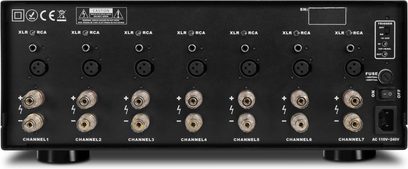 Wzmacniacz mocy hi-fi IOTAVX AVXP 7-230 czarny, metalowy, widok z tyłu: siedem wejść XLR i RCA w jednym rzędzie, siedem par srebrnych terminali głośnikowych, wyłącznik zasilania, bezpiecznik, gniazdo IEC oraz przełącznik trigger.