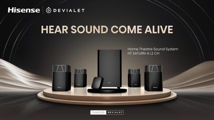Hjemmebiograf-lydsystem bestående af fire kubiske højttalere, en rektangulær subwoofer og en lille boks, alle sorte i plastik og metal med mat finish, perforerede gitre på de øverste dele og diskrete logoer, præsenteret forfra på en cirkulær sokkel