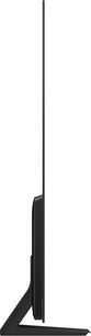 Sideprofilbillede af en ultratyndt Samsung TQ83S91C 2023 fladskærms-TV set fra siden, med flad skærm og rektangulært sort fod