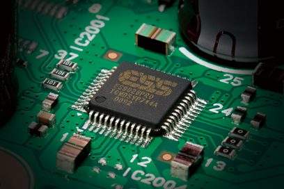Placă de circuit imprimată verde cu componente electronice și cip integrat marcat "TECHNICS TPMS1279 2102"