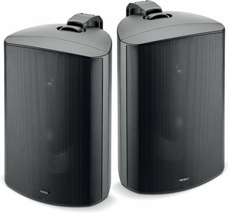 Pár venkovních reproduktorů Focal 100 OD8 v černé barvě, matové plastové skříně s vypouklými kovovými mřížkami, pohled z tříčtvrtečního úhlu zepředu, s otočnými montážními držáky na horní straně