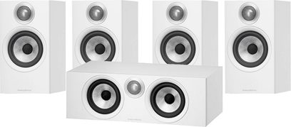 Pakke med Bowers & Wilkins 606 hvide bogreolhøjttalere, set forfra, 4 kompakte højttalere og 1 center, sorte højttalerenheder
