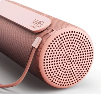 Altoparlante bluetooth portatile Loewe We. HEAR 1 rosa, vista ravvicinata con cinghia e griglia perforata circolare