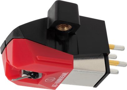 Celica za gramofonsko iglo Audio Technica AT-VM95ML v rdeče-črni plastiki z sivim kovinskim ohišjem, pogled od sprednjega tričetrtinskega kota, vidna igla za predvajanje in štirje pozlačeni priključki