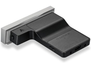 Черна разширителна карта Astell&Kern SEM-4, преден изглед в перспектива, USB-C конектор отляво, слушалков вход отдясно