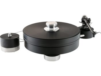 Hi-Fi винилово плочегралче Transrotor Max Nero TRA Studio в черен метал с дебело кръгло плоче, сребристи алуминиеви детайли, външен цилиндричен двигател, свързан с ремък, и тръбна тонръка отдясно, изглед от три четвърти