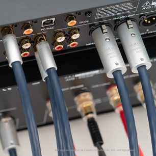 Inakustik Connect 212 Digital RCA 1m digitalt koaksialkabel i natblå plastikskede med cylindriske metalforbindere i sølvfarve med forgyldte spidser, tæt påbillede i let skrå vinkel