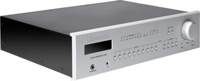 Bryston BR-20 silverfärgad stereo-förförstärkare, front med svart skärm, många knappar i rad och stor volymratt