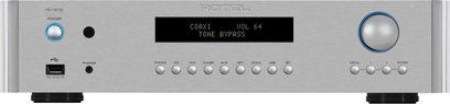Preamplificatore stereo RC-1572 MKII argento, vista frontale, pulsante di accensione circolare, schermo digitale centrale, 12 pulsanti rotondi, 2 porte in basso a sinistra, grande manopola a destra