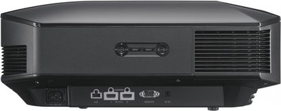 Proyector Sony VPL-HW45ES negro, vista frontal, conexiones en la parte trasera, rejillas de ventilación laterales, lente centrada