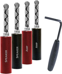 Fire røde og svarte Audioquest SureGrip bananplugger, og en svart metallgaffel, på hvit bakgrunn