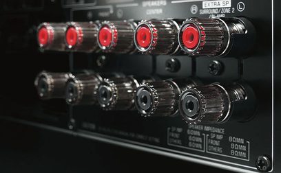 Yamaha RX-S601 schwarzer Heimkino-Verstärker. Nahaufnahme der Audioverbindungen auf der Rückseite. Rote und schwarze Cinch-Buchsen