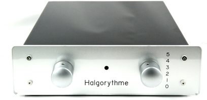 Hõõrdunud alumiiniumist Halgorythme passiivne eelvõimendi, esipaneeliga kahe pöördnupuga ja märgutulega, vaade eest
