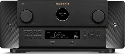 Marantz AV 20 namų kino stiprintuvas-priešstiprintuvas, juodas, šlifuoto metalo, matomas iš priekio, simetriškas fasadas su dviem dideliais šoniniais ratukais, centriniu apvaliu ekranu, apatiniu stačiakampiu ekranu, mygtukais, integruotu USB prievadu ir lizdais