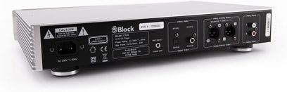 CD-speler Block C-120 in zwart en geborsteld zilver metaal, achteraanzicht in lichte driekwart, met IEC-aansluiting, optische en coaxiale uitgangen, twee XLR’s en RCA-paren, geventileerd chassis aan de zijkanten en ronde voeten