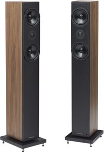 Højtalere fra Highland Audio, Oran 4305-model, sorte trælydtårne med sorte højttalere, på sorte stativer, set forfra