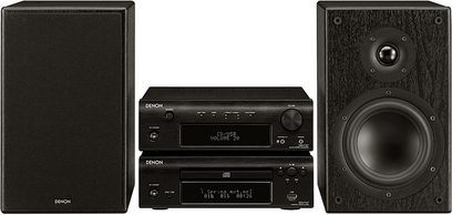Denon D-F107 mini hi-fi-anlæg, 2 træhøjttalere, sort forstærker, blåt display, cylindrisk basreflekshøjttaler, hvid baggrund