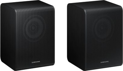Schwarzes Samsung SWA-9250S Rücklautsprecher-Paar, kompakte rechteckige Gehäuse mit abgerundeten Ecken in gebürsteter Optik, perforierte Metallgitter-Front und dezentem Logo, Dreiviertel-Frontansicht