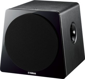 Yamaha NS-SW500 sort subwoofer i sort set forfra i 3/4 vinkel, cirkulær højttaler, blank lakeret finish