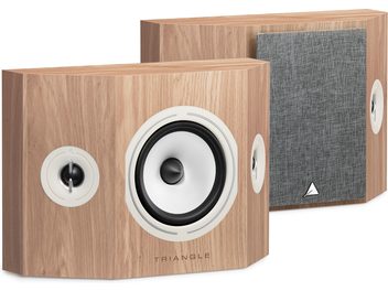 Enceintes arrière bipolaires Triangle BRS1 chêne clair, boîtier en bois, 1 tweeter et 1 haut-parleur visibles, grille grise amovible