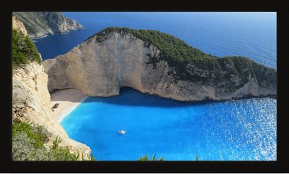 La descrizione fornita non corrisponde a uno schermo fisso Oray Cadre HC Microperf 16/9 (200 cm). Si tratta di un paesaggio naturale di spiaggia e scogliere.