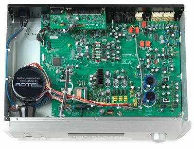 Rotel RC-1572 sidabrinės spalvos stereo priešstiprintuvas, priekinis vidinis vaizdas, žalios elektroninės grandinės su metaliniais komponentais