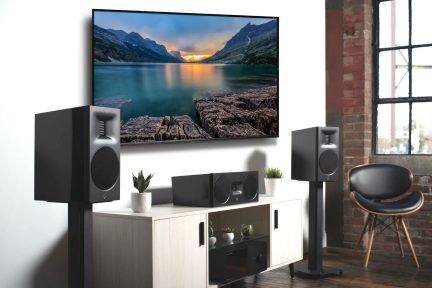 Sistema home theater MartinLogan nero con due diffusori da pavimento e canale centrale sotto televisore a parete