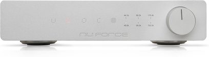 Przetwornik cyfrowo-analogowy audio DAC Nuforce DAC-80 w kolorze srebrnym, widok z przodu, przednia ścianka z przyciskami i wskaźnikami, prostokątna obudowa w kolorze srebrnym