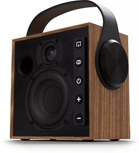 Bärbar bluetooth-högtalare Morel Biggie i ek med kubformad låda i ljus träfinish, svart front med woofer, diskant, basreflexport och knappkolumn, svart bågformat handtag fäst med ett stort sidomonterat vred, sedd snett framifrån från höger