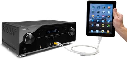 Sort Pioneer VSX-1021-K hjemmebiografsforstærker, frontpanel, med en berøringsskærm der viser brugergrænsefladen