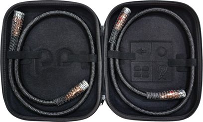 Audioquest Black Beauty XLR – analogový audio kabel XLR 2 m, pohled do černé zipové transportní tašky otevřené