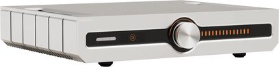 Integrert stereo hi-fi-forsterker Roksan CASPIAN 4G streaming sølv, perspektivvisning, rektangulært kabinett, sentralt sirkulært sølvfarget knapp, svart front med oransje lysindikatorer, synlige svarte føtter