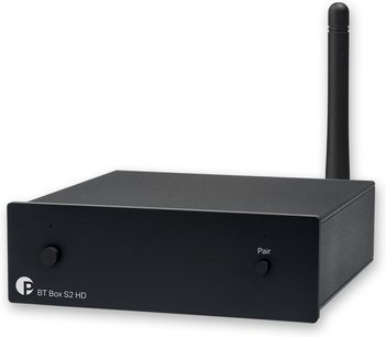 Draadloze zender Pro-Ject BT Box S2 HD zwart, rechthoekige zwarte behuizing, linkerknop, rechterknop gemarkeerd met "Pair", verticale antenne rechts achteraan