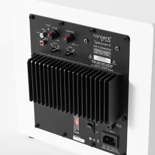 Zadní strana subwooferu Tangent Spectrum II XSW8 v bílé barvě, černý žebrovaný kovový panel, ovladače hlasitosti/výhybky, zásuvka IEC