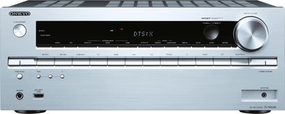 Onkyo TX-NR646 sølv hjemmebiograf-forstærker set forfra, børstet aluminiumsfront, blåt display, knapper og stik på forsiden