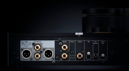 Pannello posteriore di un apparecchio audio in metallo nero e grigio, vista frontale, con porte XLR, RCA, ottica, coassiale e USB