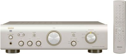 Denon PMA-700AE sølvfarvet stereo hi-fi-forstærker, set forfra, med knapper, drejeknapper, hovedtelefonstik og fjernbetjening, digitalt display