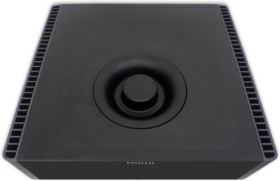Високоякісний CD-програвач Rotel Michi Q5 чорного кольору в матовому металевому корпусі, вид зверху з невеликим нахилом, з центральним круглим піддоном з гравіюванням «Michi» та вентиляційними решітками по боках