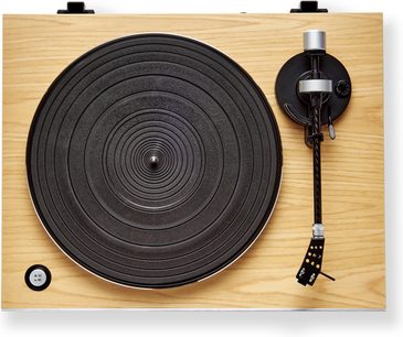 Giradischi hi-fi Roberts Stylus Luxe in legno chiaro, piatto nero testurizzato scanalato e braccio di lettura nero con dettagli metallici, con pulsante di velocità in basso a sinistra, vista dall'alto