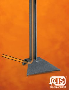 Sort og gråmetallic højttalerstativ, to lodrette rørformede ben, flad trekantet base, frontvisning på orange baggrund