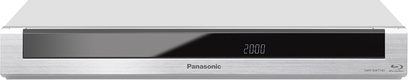 Panasonic DMR-BWT745EC sølvfarvet Blu-ray-afspiller, set forfra, digital skærm med sort baggrund viser "20:00"