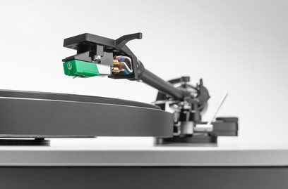 Cambridge Audio Alva ST hõbedane vinüülmängija, lähivaatest plaadikäsitsi koos vinnalise ja vastukaaluga, 3/4 nurk paremalt eest