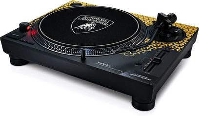 Hi-Fi-Plattenspieler Technics SL-1200M7B in Gelb, perspektivische Ansicht, leicht von oben aufgenommen, Logo auf dem Plattenteller
