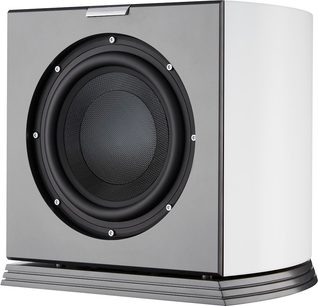 Bílý lakovaný subwoofer AudioVector RSUB Arreté s matnou šedou přední stranou z dřeva, velký kruhový černý reproduktor s viditelnými šrouby na stratifikovaném podstavci, pohled zepředu ze tří čtvrtin