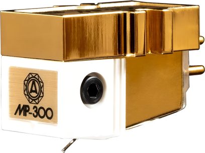 Třičtvrtinový pohled na gramofonový systém Nagaoka MP-300, obdélníkový blok kombinující bílé plastové tělo a zlatý kovový kryt, se zlatým štítkem MP-300, černým šestihranným šroubem na boku a vyčnívajícím hrotem pod ním.